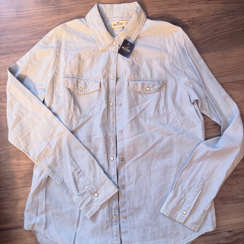 Hollister Women's Pale Blue Button-Down Shirt